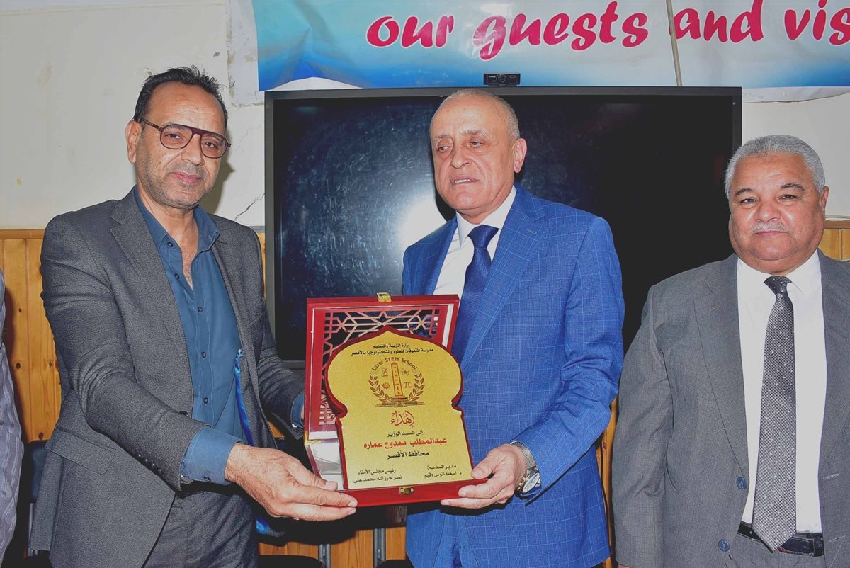 محافظ الأقصر يتفقد مدرسة المتفوقين