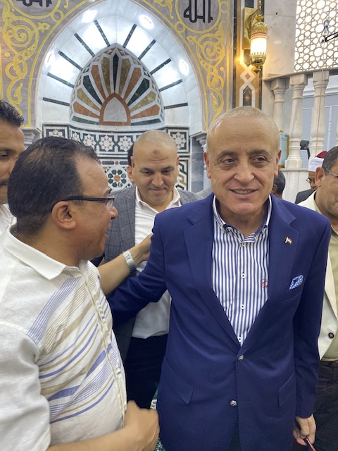 استقبال الأهالي لمحافظ الأقصر بمسجد يوسف بدوي