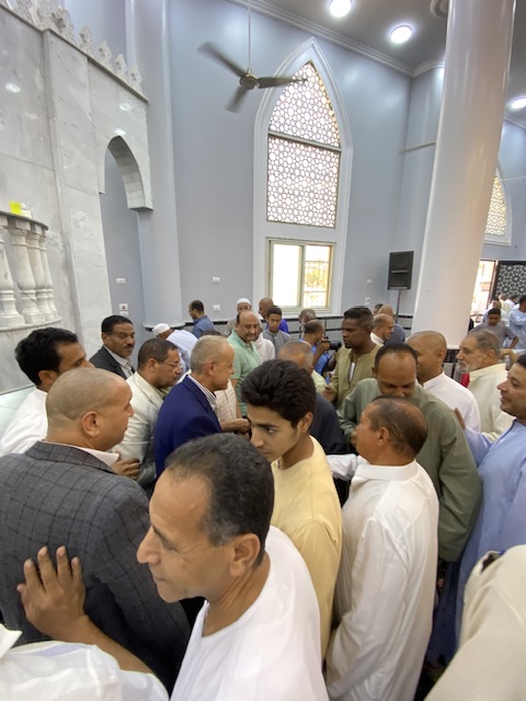 استقبال الأهالي لمحافظ الأقصر بمسجد يوسف بدوي