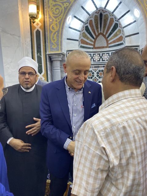 استقبال الأهالي لمحافظ الأقصر بمسجد يوسف بدوي