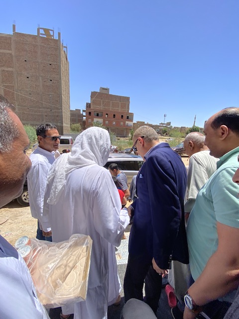 استقبال الأهالي لمحافظ الأقصر بمسجد يوسف بدوي