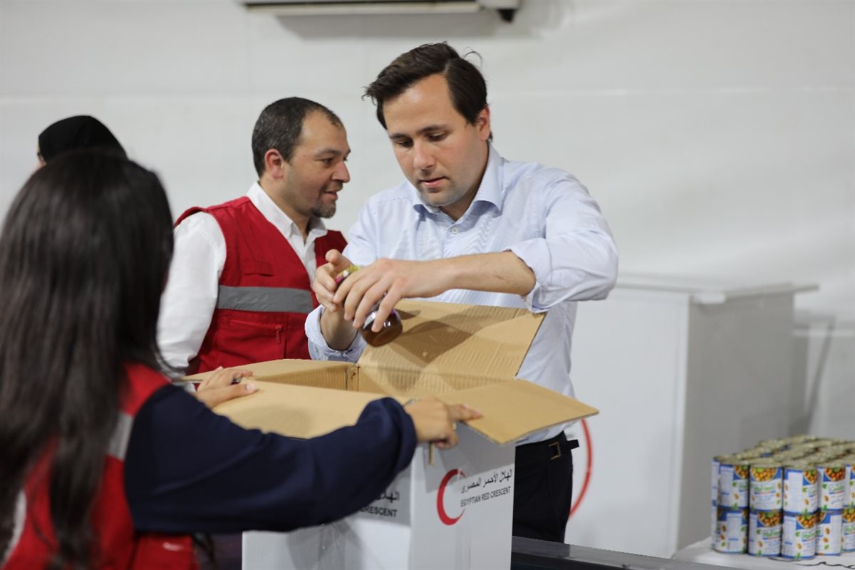 الهلال الأحمر المصري يستقبل وزير التعاون والتجارة الخارجية السويدي