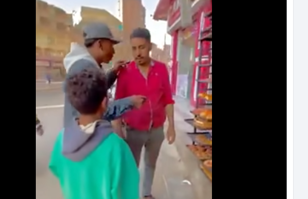  فيديو لـ بلوجر يطارد طفلًا سرق قطعة باتيه