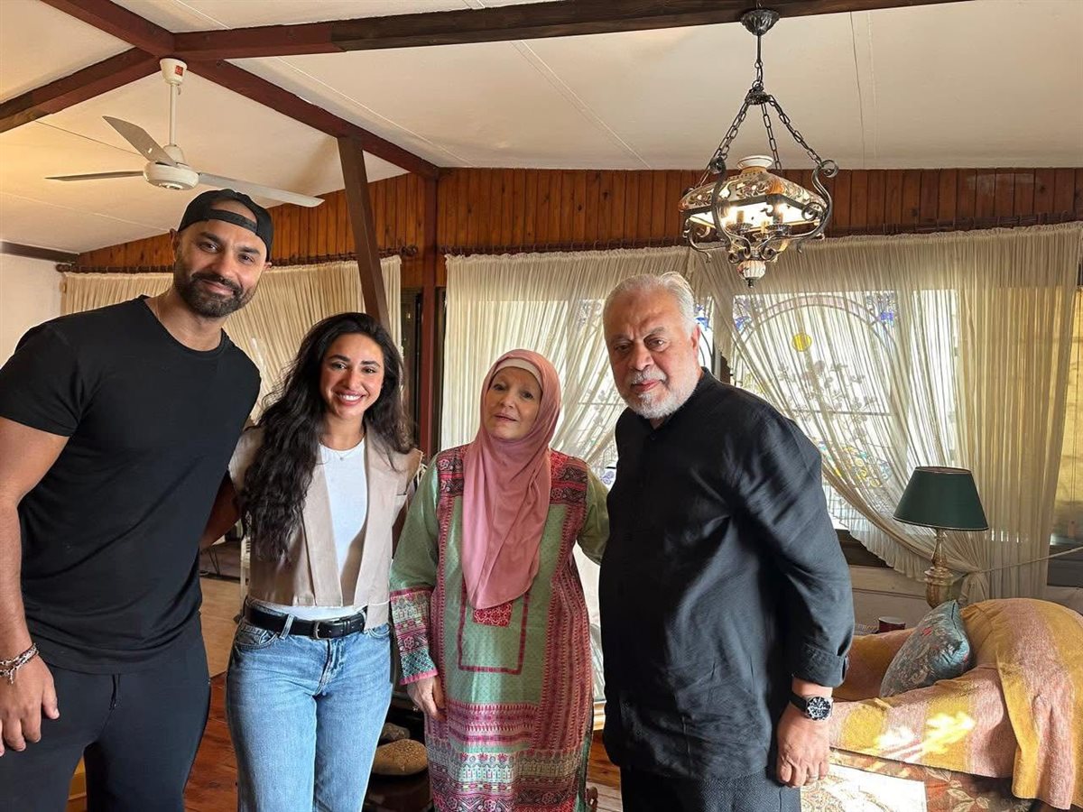 بعد أزمتهما الأخيرة.. آية سماحة تزور مشيرة إسماعيل بمنزلها وتعتذر لها بحضور أشرف زكي وكريم فهمي