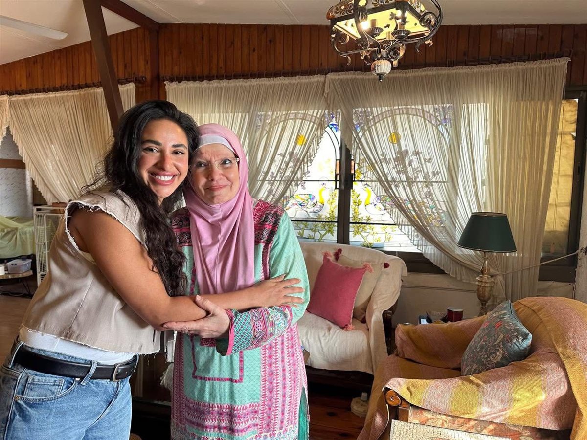 بعد أزمتهما الأخيرة.. آية سماحة تزور مشيرة إسماعيل بمنزلها وتعتذر لها بحضور أشرف زكي وكريم فهمي