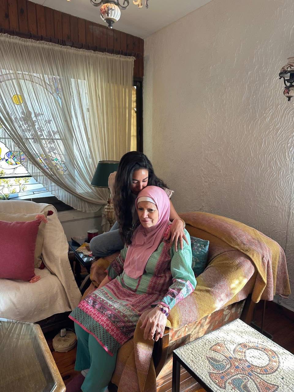 بعد أزمتهما الأخيرة.. آية سماحة تزور مشيرة إسماعيل بمنزلها وتعتذر لها بحضور أشرف زكي وكريم فهمي