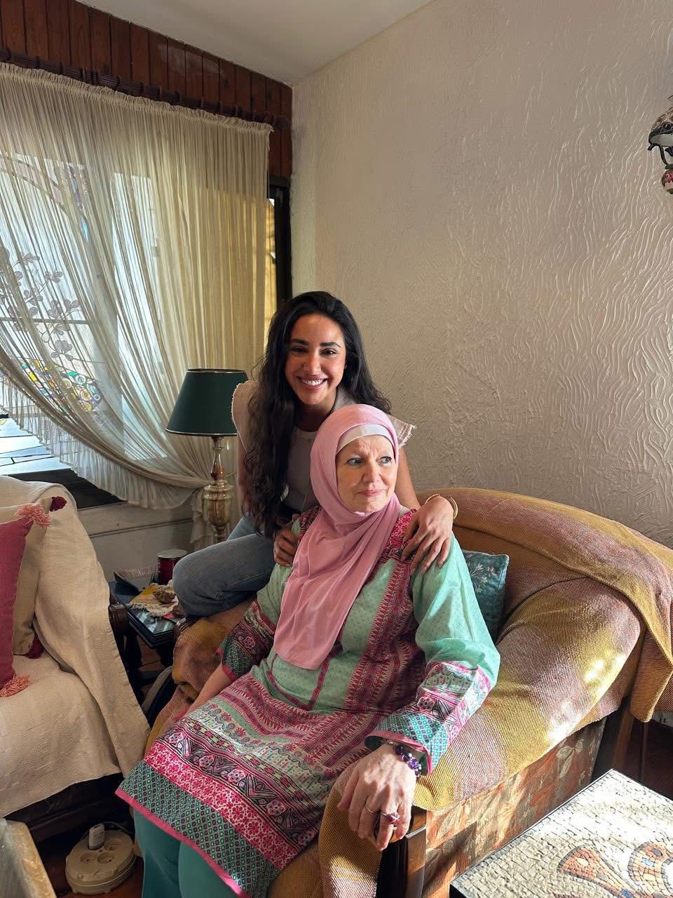 بعد أزمتهما الأخيرة.. آية سماحة تزور مشيرة إسماعيل بمنزلها وتعتذر لها بحضور أشرف زكي وكريم فهمي