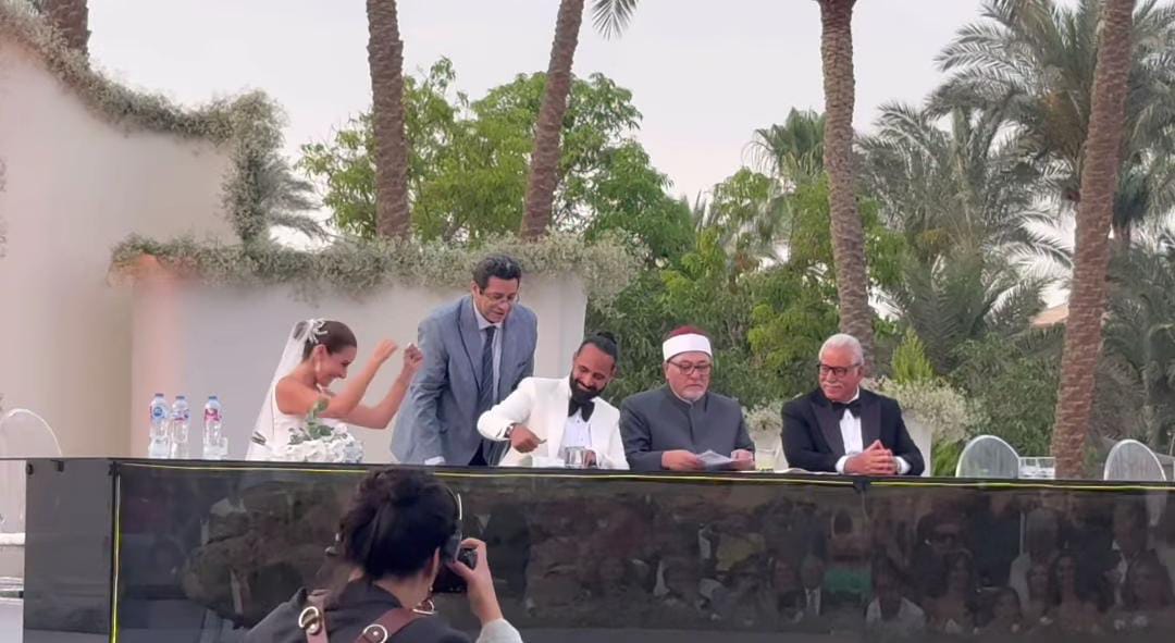 لحظات رومانسة تجمع أمينة خليل وأحمد زعتر من حفل زفافهم