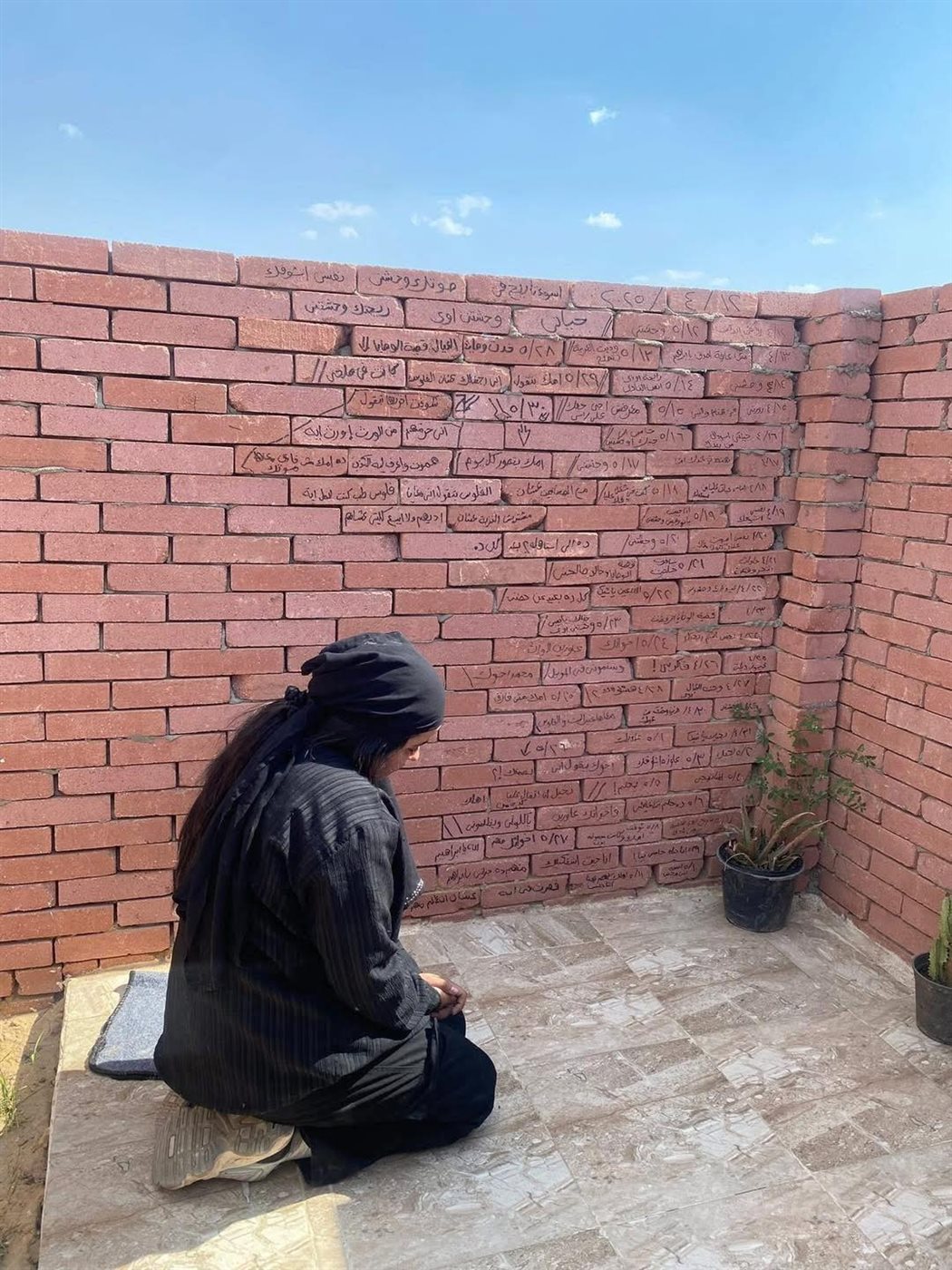 أرملة شيكا أمام مدفنه