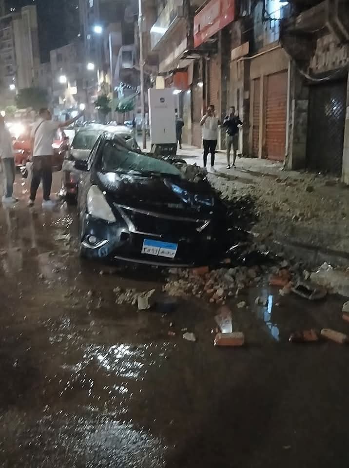 سيارة محطمة نتيجة العاصفة