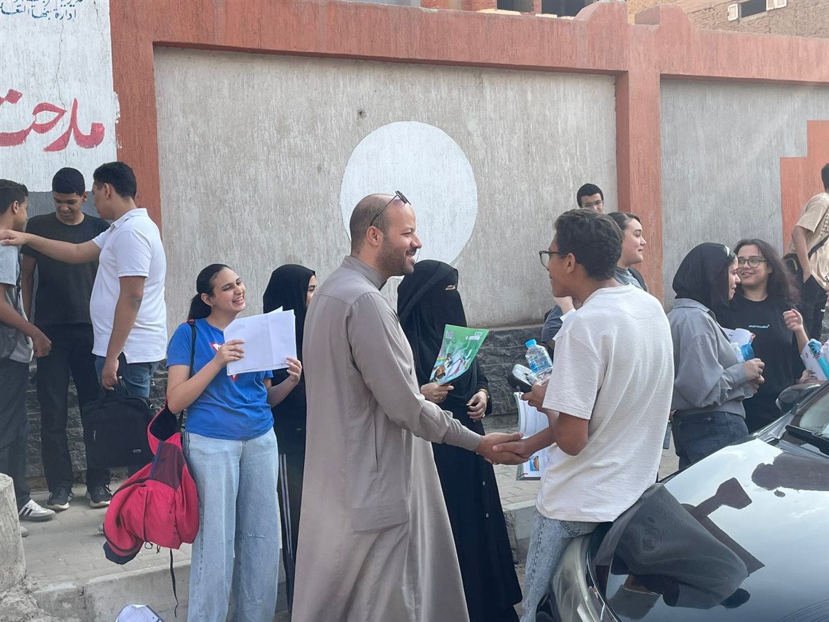 أولياء الأمور أمام لجان الشهادة الإعدادية 