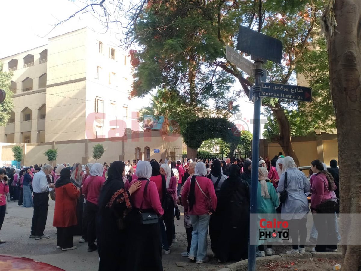 أولياء الأمور أمام لجان الشهادة الإعدادية 