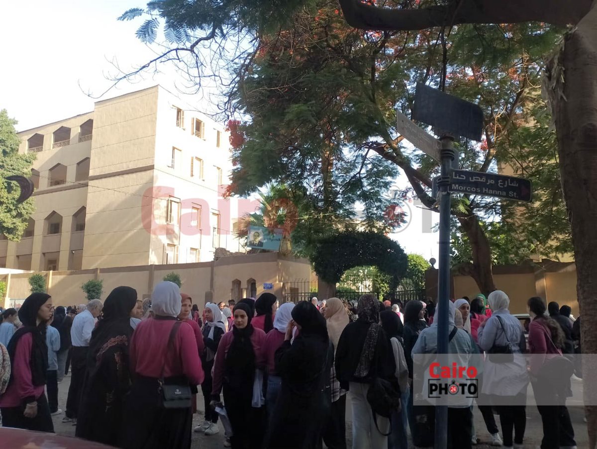 أولياء الأمور أمام لجان الشهادة الإعدادية 