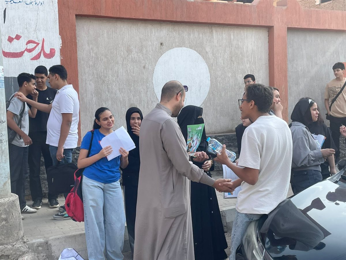 أولياء الأمور أمام لجان الشهادة الإعدادية 