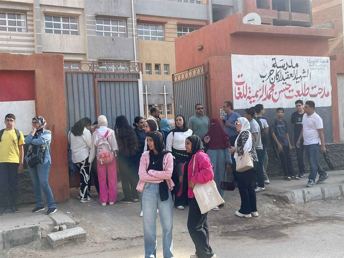 أولياء الأمور أمام لجان الشهادة الإعدادية 