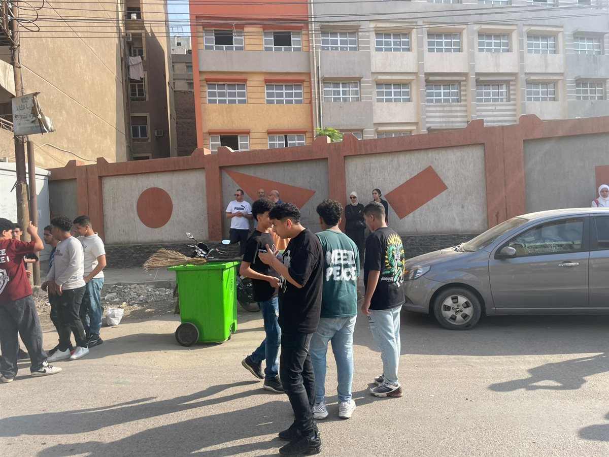 أولياء الأمور أمام لجان الشهادة الإعدادية 