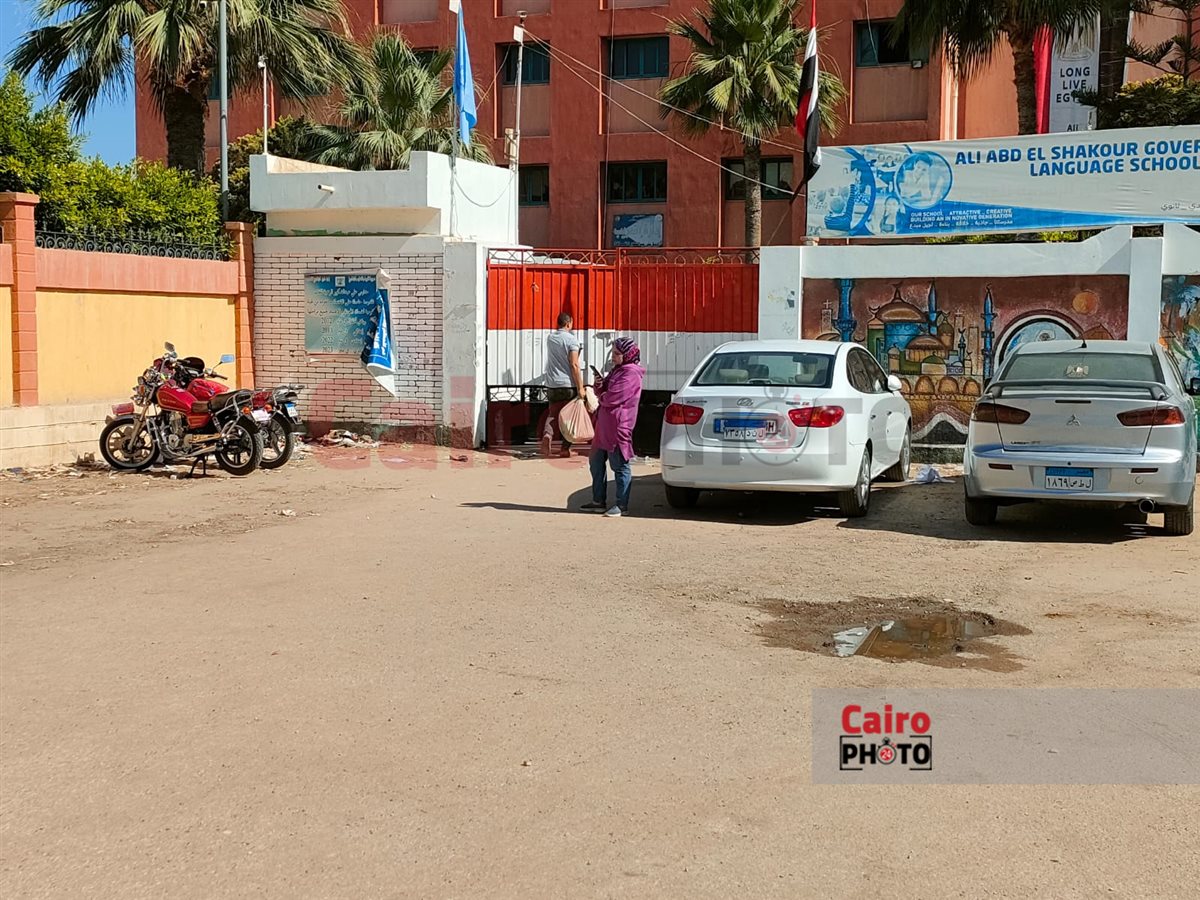 أثناء وصول أسئلة الإمتحانات عقب تأخرها 