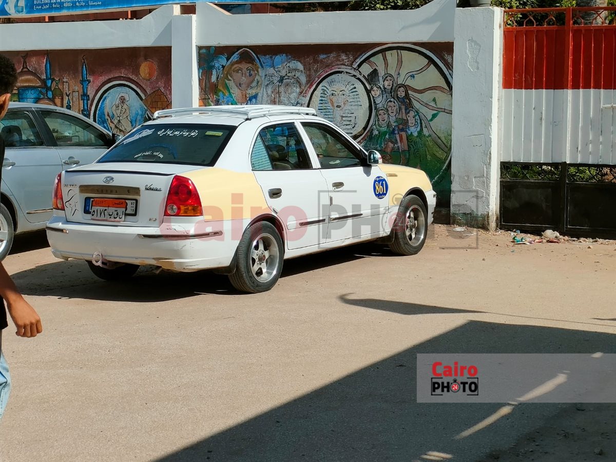 أثناء وصول أسئلة الإمتحانات في سيارة تاكسي 