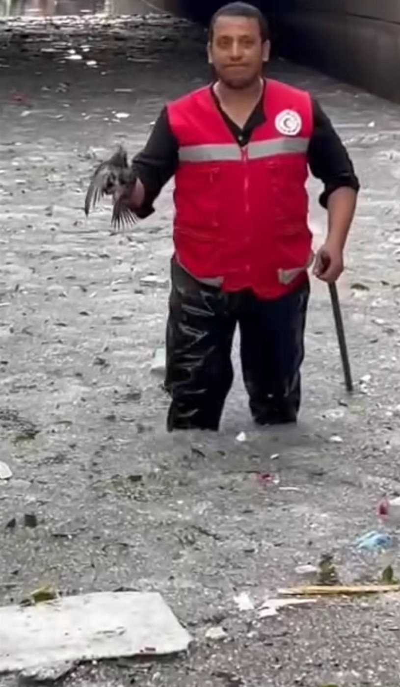 عمال الصرف الصحي والمياه والهلال الأحمر جنود مجهولون لتفادي تداعيات عاصفة الإسكندرية 