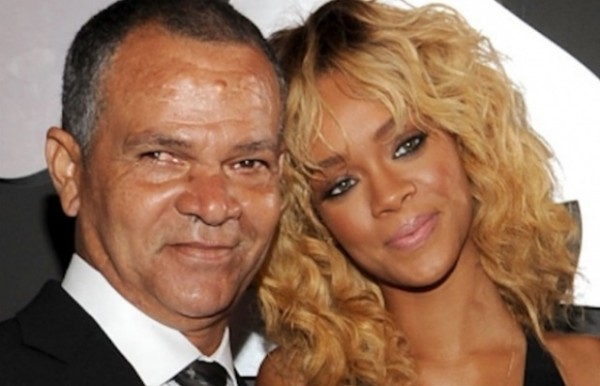 ريهانا رفقة والدها