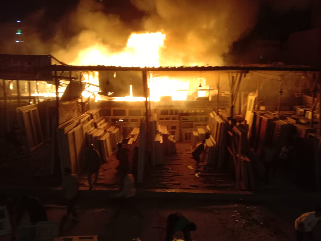 اندلاع حريق بمخزن أخشاب بجوار مؤسسة الزكاة