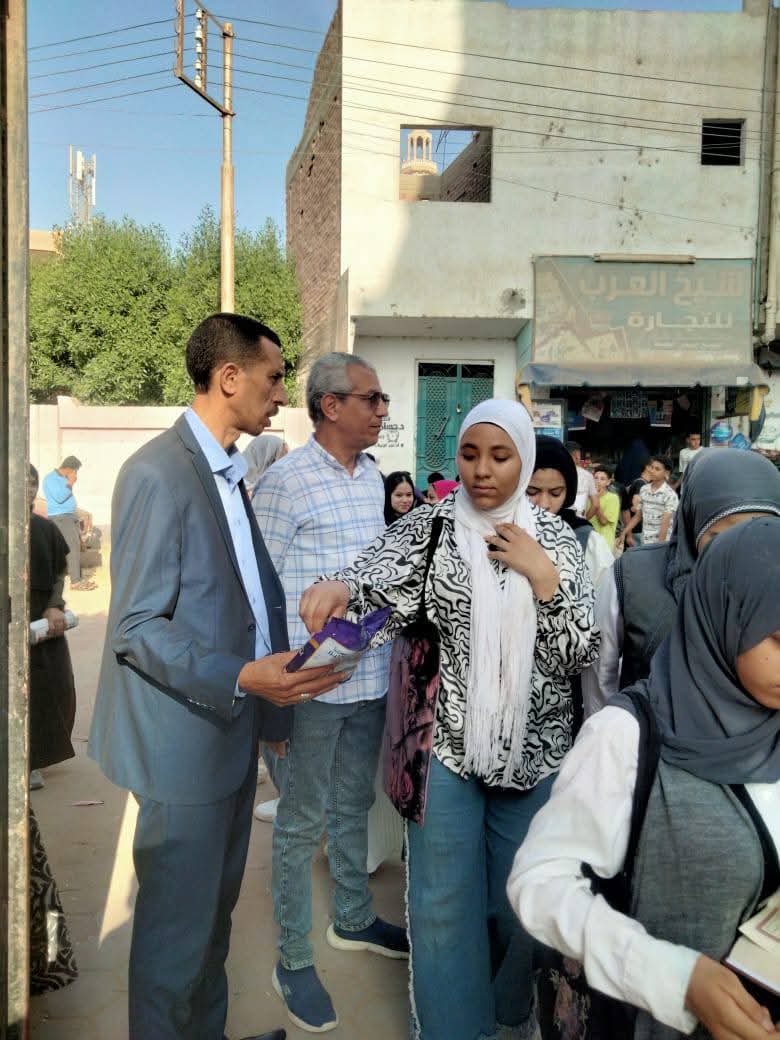 إدارة إطسا التعليمية توزع شوكولاتة على طلاب الشهادة الإعدادية لتخفيف التوتر قبل الامتحان بالفيوم