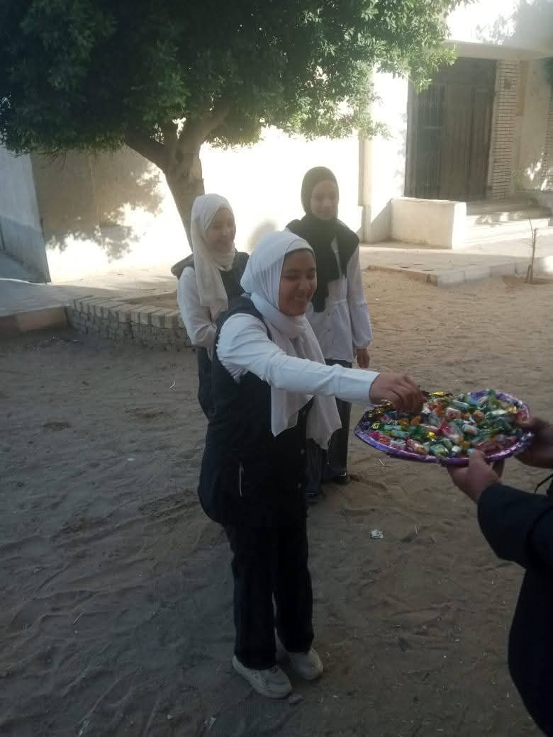 إدارة إطسا التعليمية توزع شوكولاتة على طلاب الشهادة الإعدادية لتخفيف التوتر قبل الامتحان بالفيوم