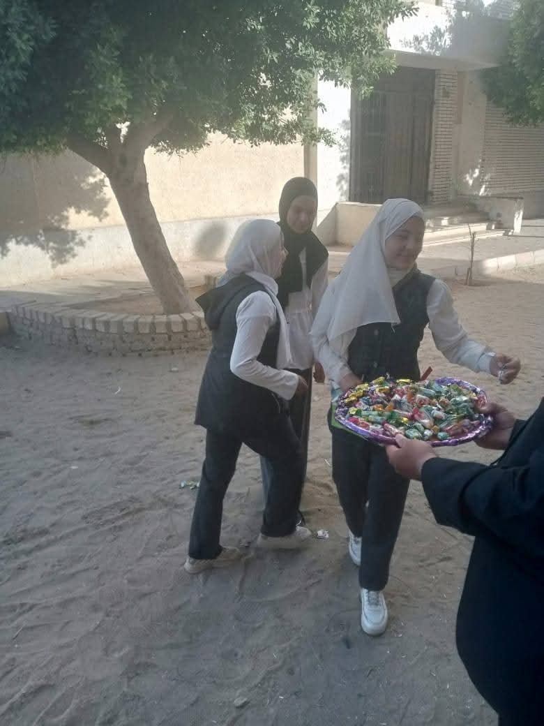 إدارة إطسا التعليمية توزع شوكولاتة على طلاب الشهادة الإعدادية لتخفيف التوتر قبل الامتحان بالفيوم
