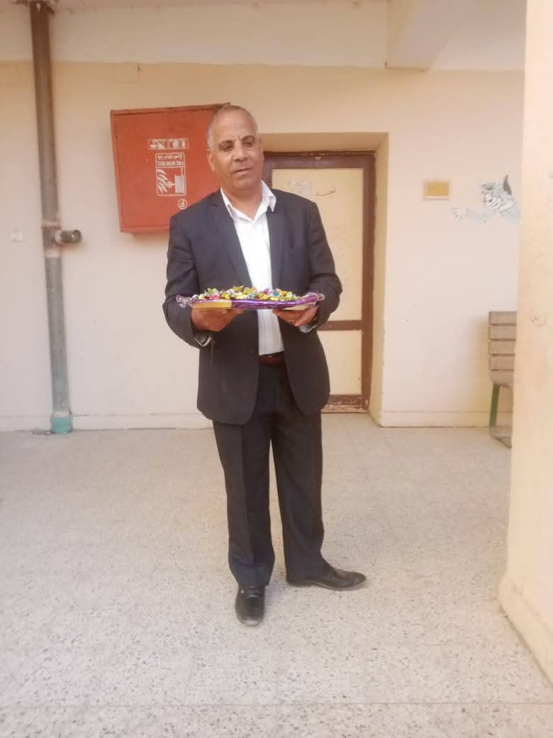 إدارة إطسا التعليمية توزع شوكولاتة على طلاب الشهادة الإعدادية لتخفيف التوتر قبل الامتحان بالفيوم