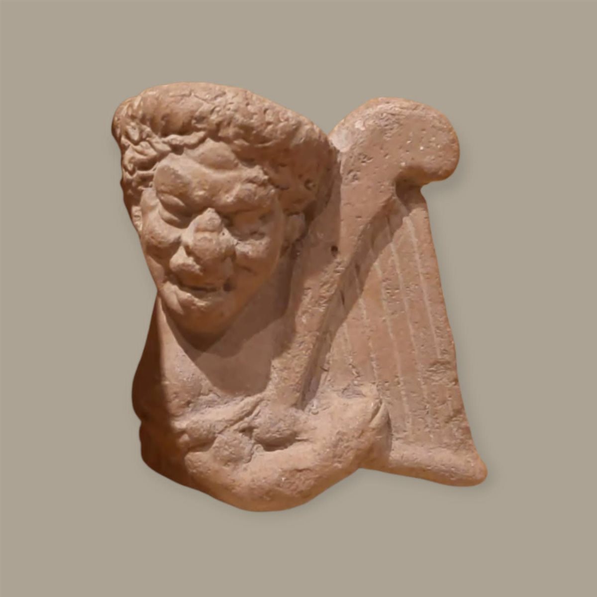 تمثال لشخص بجانبه آلة موسيقية