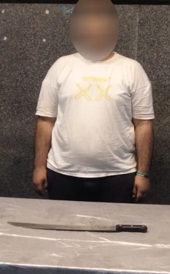 أحد المتهمين والسلاح الأبيض المضبوط