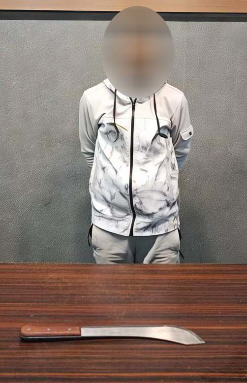 أحد المتهمين والسلاح الأبيض المضبوط