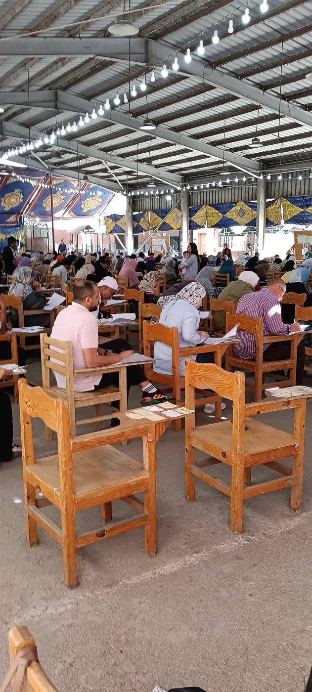 استاذة جامعية تحمل رضيع طالبة ببورسعيد 