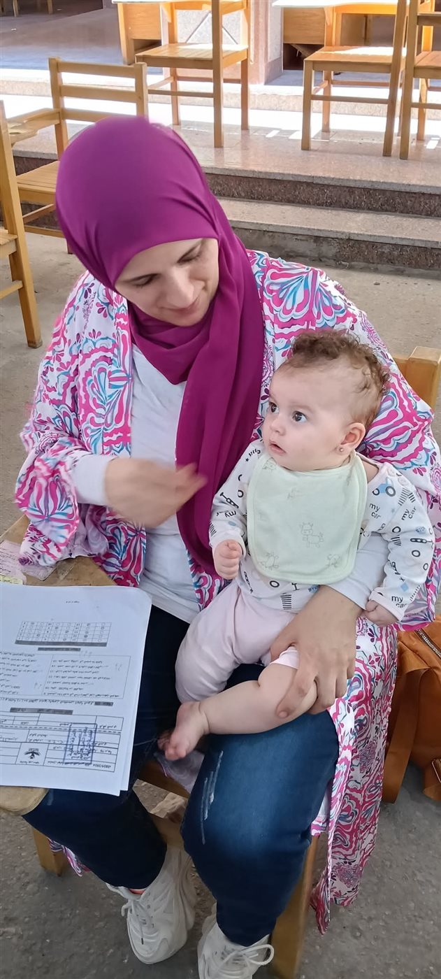 استاذة جامعية تحمل رضيع طالبة ببورسعيد 