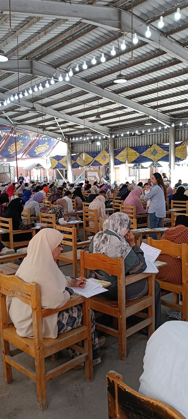 استاذة جامعية تحمل رضيع طالبة ببورسعيد 