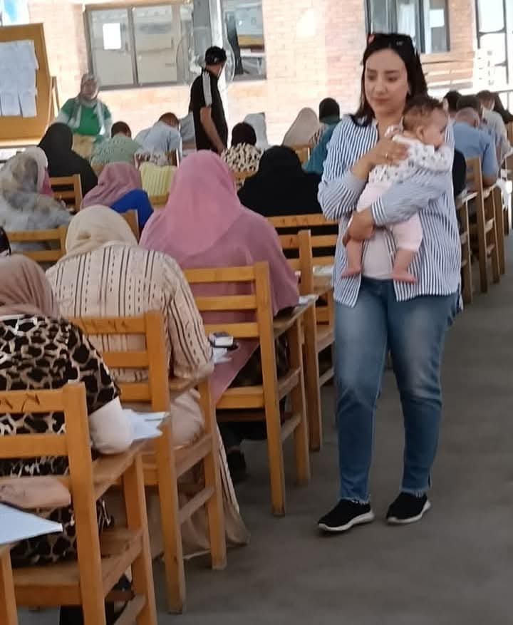 استاذة جامعية تحمل رضيع طالبة ببورسعيد 