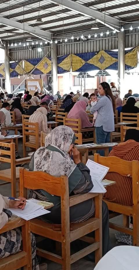 استاذة جامعية تحمل رضيع طالبة ببورسعيد 