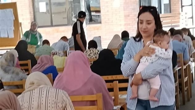 استاذة جامعية تحمل رضيع طالبة ببورسعيد - قص