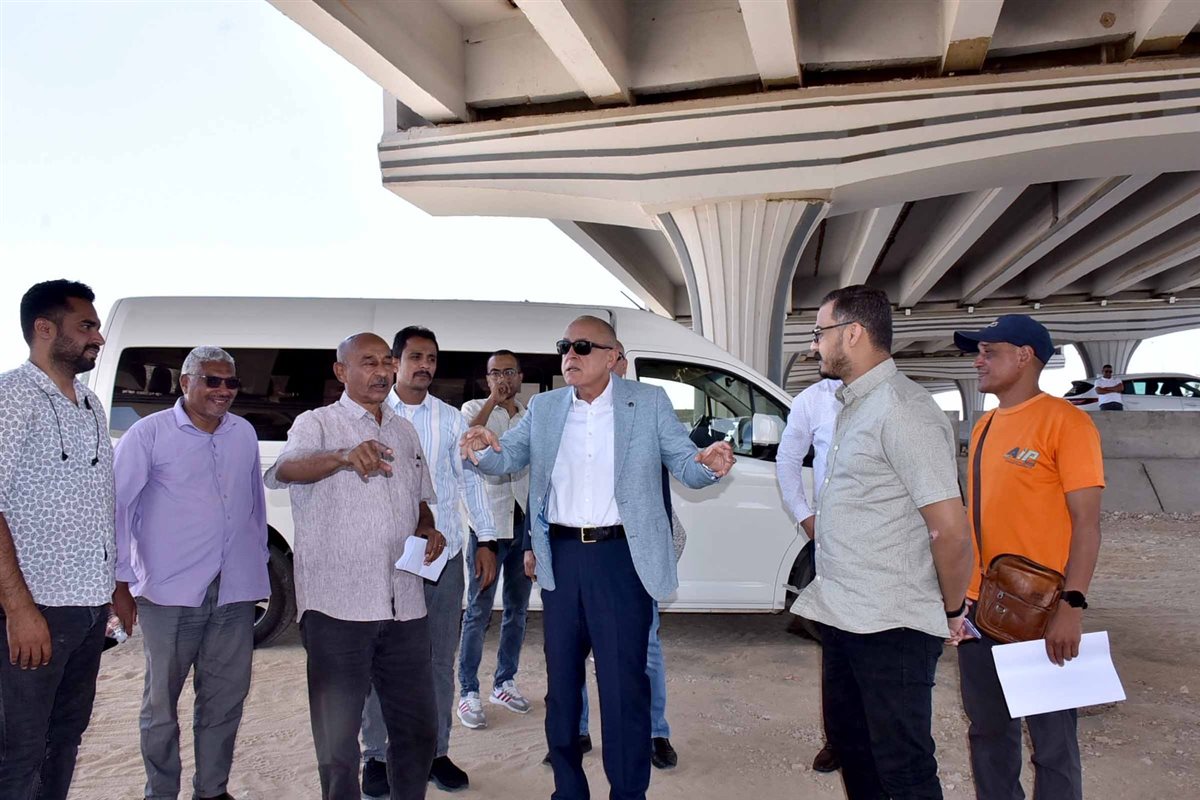 محافظ الأقصر يتفقد موقف سيارات الاجرة
