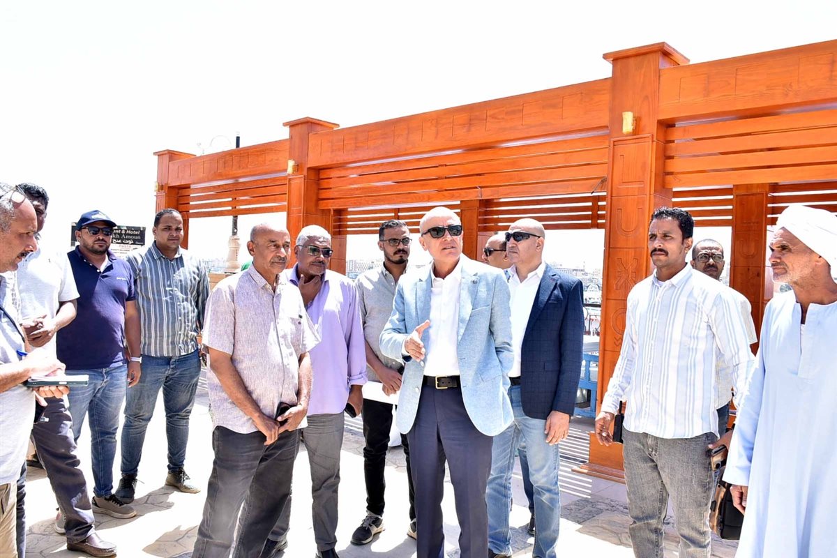 محافظ الأقصر يتفقد كورنيش البر الغربي