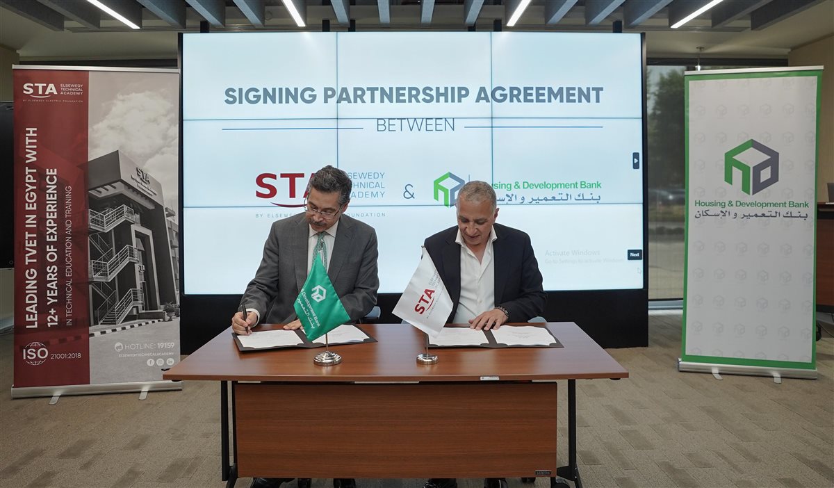 جانب من التوقيع