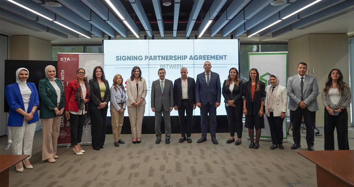 جانب من التوقيع