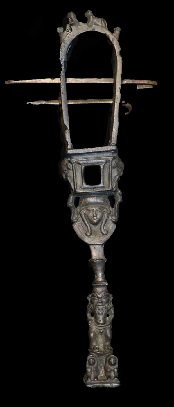 آلة سيستروم موسيقية من العصر اليوماني الروماني