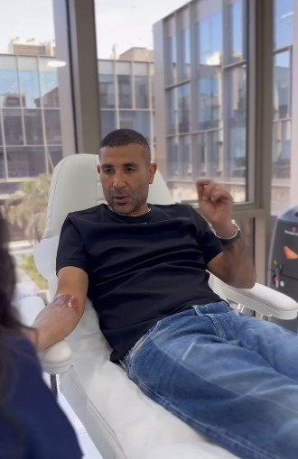 أحمد سعد يبدأ في مرحلة إزالة الوشم