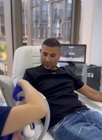 أحمد سعد يبدأ في مرحلة إزالة الوشم