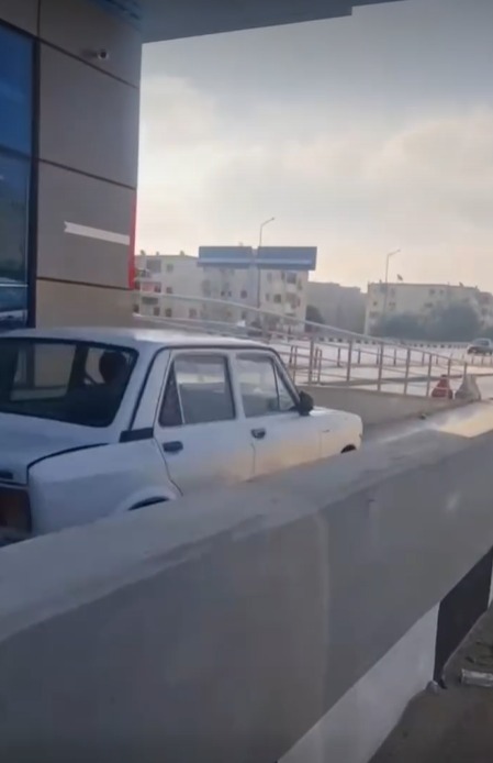 مركبات تسير في مسار الأتوبيس الترددي على الطريق الدائري