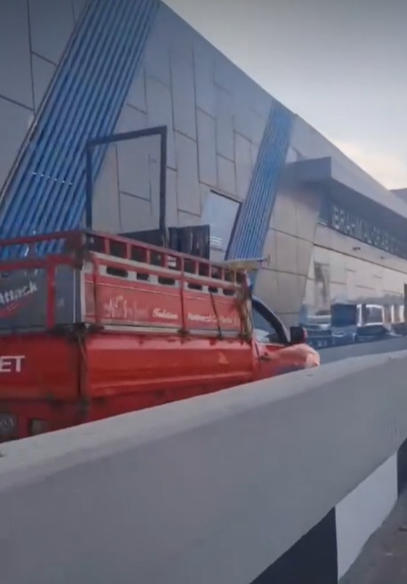 مركبات تسير في مسار الأتوبيس الترددي على الطريق الدائري