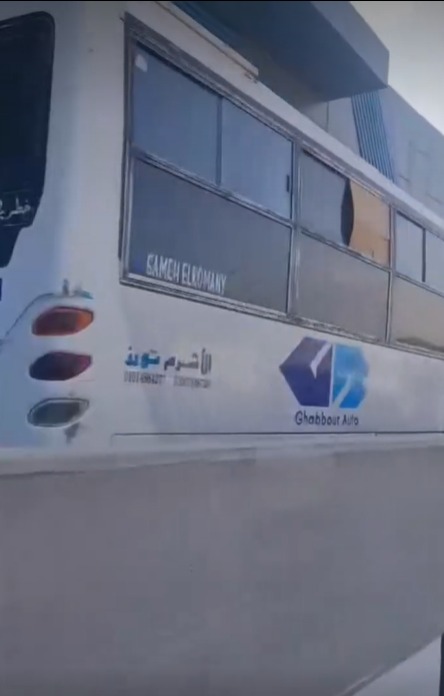 مركبات تسير في مسار الأتوبيس الترددي على الطريق الدائري