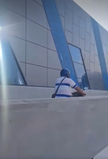 مركبات تسير في مسار الأتوبيس الترددي على الطريق الدائري