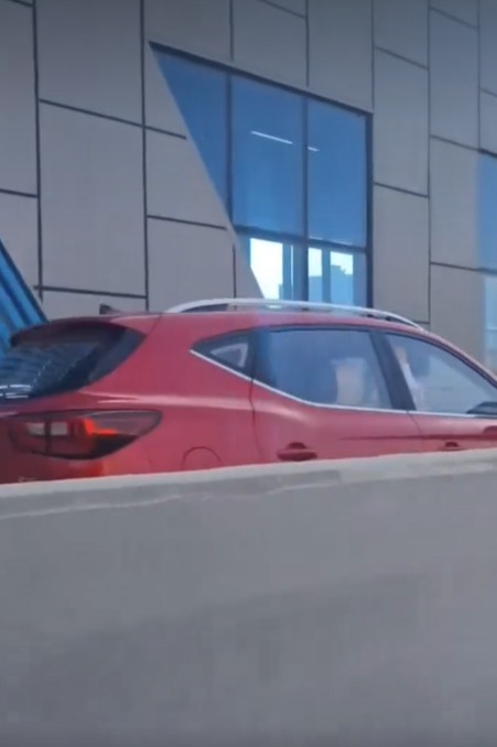 مركبات تسير في مسار الأتوبيس الترددي على الطريق الدائري